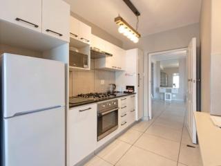 Kelly's Beachfront Apartments - 4