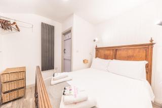 Romantic getaway, little two bed, two bath barn conversion with amazing views and parking - 6