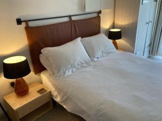 Romantic getaway, little two bed, two bath barn conversion with amazing views and parking - 3