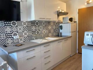Studio rénové avec balcon, proche parc, WiFi, lave-linge, Balaruc-les-Bains - FR-1-553-233 - Balaruc-les-Bains - 5