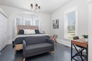 Beautiful downstairs 1bed 1bth charmer- Pet Friendly - Michigan City - 9