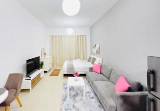 Studio Apartment in Dubai Marina with Balcony - 2