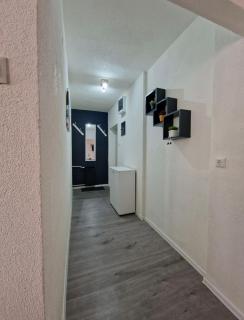 Black & White Modern Apartment - Tuzla - 6