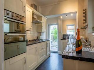 Pass the Keys Two bedroom Victoria Town house, easy walk of town - 2