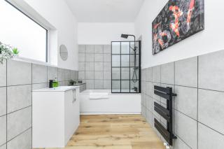 Cityscape 4-Bedroom, 2-Bathroom Haven on Woodborough Road Nottingham - 6