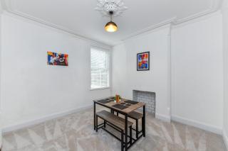 Cityscape 4-Bedroom, 2-Bathroom Haven on Woodborough Road Nottingham - 7