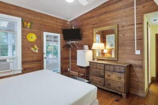 Curry House- 3rd Floor, King Bed, & Balcony Room 8 - Key West - 7