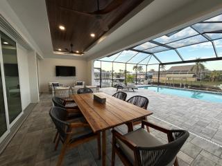 Luxurious Modern Waterfront Home-Desirable Pelican Area - Cape Coral - 9