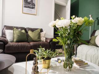 Modern 6-Bed Home Near Leeds City Centre - Knowsthorpe - 2