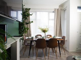 Modern 6-Bed Home Near Leeds City Centre - Knowsthorpe - 4