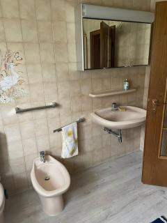 Wohngemeinschaft mit 3 privaten Zimmern, jedes Zimmer hat 2 Betten - - 2