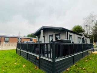 Ailsa Lodge with Hot Tub - York - 1