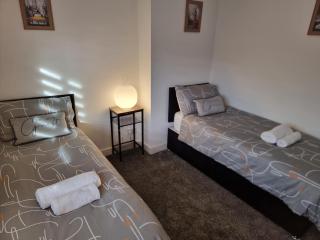 Dulverton house - 3 bed house /sleeps 6+ driveway+close to M1 - 1