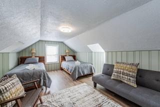 Ma's Cozy Cape: Your Tranquil Home Away from Home! - Charles City - 2