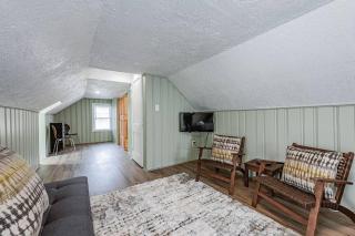 Ma's Cozy Cape: Your Tranquil Home Away from Home! - Charles City - 1