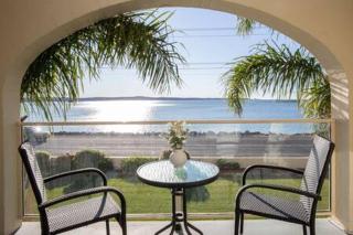Seafront Getaway Studio, Great Location with Pool - Batehaven - 0