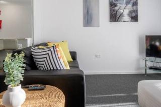 Seafront Getaway Studio, Great Location with Pool - Batehaven - 5