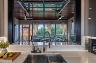 Luxury Urban Mansion with Rooftop Deck - 6