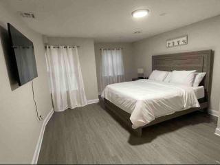 Luxury 2BEDROOM NEAR EWRNEWARK AIRPORT - Newark - 4
