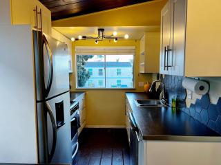 Sunset Haven: Lakeside Charm in Ocean Beach - San Diego - 6