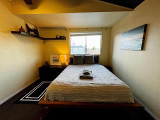 Sunset Haven: Lakeside Charm in Ocean Beach - San Diego - 4