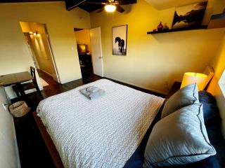 Sunset Haven: Lakeside Charm in Ocean Beach - San Diego - 3