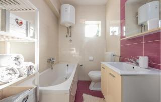 1 Bedroom Lovely Apartment In Vlasici - 5