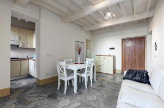 Urban Oasis: Central Apartment with Garden - 3