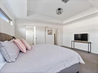 Mariners Cove Luxury Canal Home- Mandurah - 5