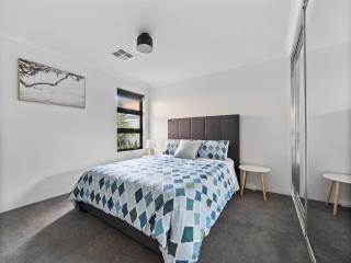 Mariners Cove Luxury Canal Home- Mandurah - 3