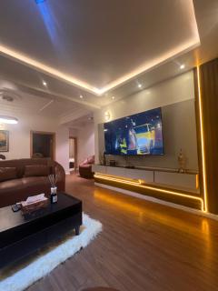 Luxury 2 Bedroom Apartment in the Heart of WUSE 2, WIFI,NETFLIX, 24hrs Light, YouTube, AirPlay - Abuja - 0