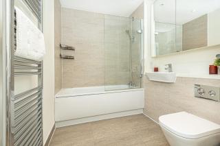 Modern New 2BR flat wBalcony in peaceful Brixton - 5