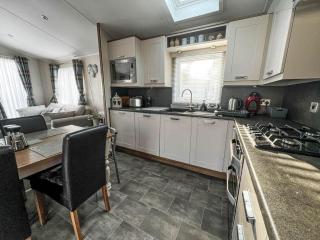 Beautiful Caravan With Decking At Azure Seas Ref 32060Az - Lowestoft - 5