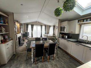 Beautiful Caravan With Decking At Azure Seas Ref 32060Az - Lowestoft - 4