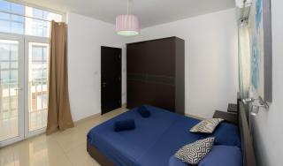 Stylish St.Julians Penthouse with Terrace in the city centre with Seaviews - San Ġiljan - 2