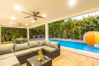 Modern 5BR Villa: Pool, Terrace, Fire Pit TGH - 1