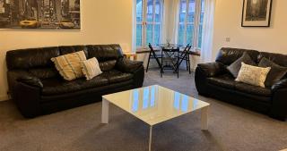 Spacious Modern Apartment - 9