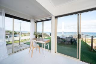 ChelseaVue - Designer Beachside Townhouse Retreat - 7