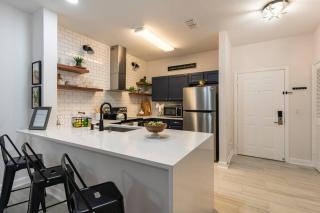 Newly Renovated First Floor 3Bed & 2 Bath, OUTDOOR POOL, 10-min to Disneyworld & Animal Kingdom! - Kissimmee - 2