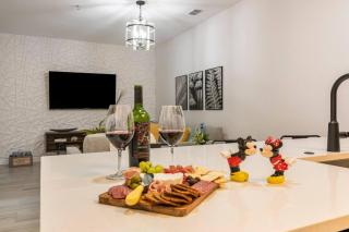 Newly Renovated First Floor 3Bed & 2 Bath, OUTDOOR POOL, 10-min to Disneyworld & Animal Kingdom! - Kissimmee - 6