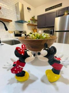 Newly Renovated First Floor 3Bed & 2 Bath, OUTDOOR POOL, 10-min to Disneyworld & Animal Kingdom! - Kissimmee - 1