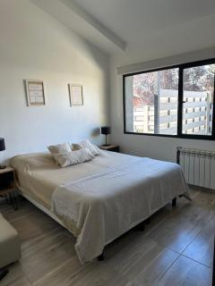 Depto con cocina equipada, wifi, parrilla Cerca del lago y, del centro de la ciudad es ideal para parejas - Bariloche - 0