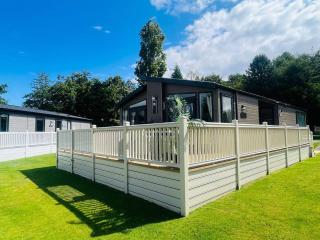Enzo's Lodge with Hot Tub - York - 9
