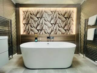 Enzo's Lodge with Hot Tub - York - 8