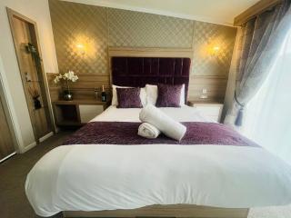 Enzo's Lodge with Hot Tub - York - 6