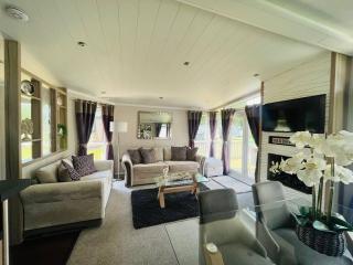 Enzo's Lodge with Hot Tub - York - 3