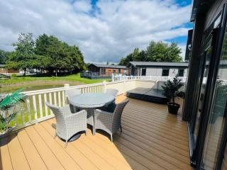 Enzo's Lodge with Hot Tub - York - 1