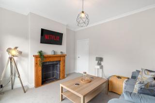 Whitehill - 3-Bed Home from Home, Sleeps 7, Great for Groups & Workers, FREE Parking & Netflix - Hosted by Stay Host Save - Whiston - 5