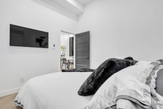Stylish 2-bedroom Getaway, Luxurious & Conveniently Located to Experience the Pulse of the City - Apt 5 - Montreal - 1