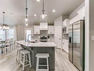 Cozy and Contemporary Home in Yukon! - 0
